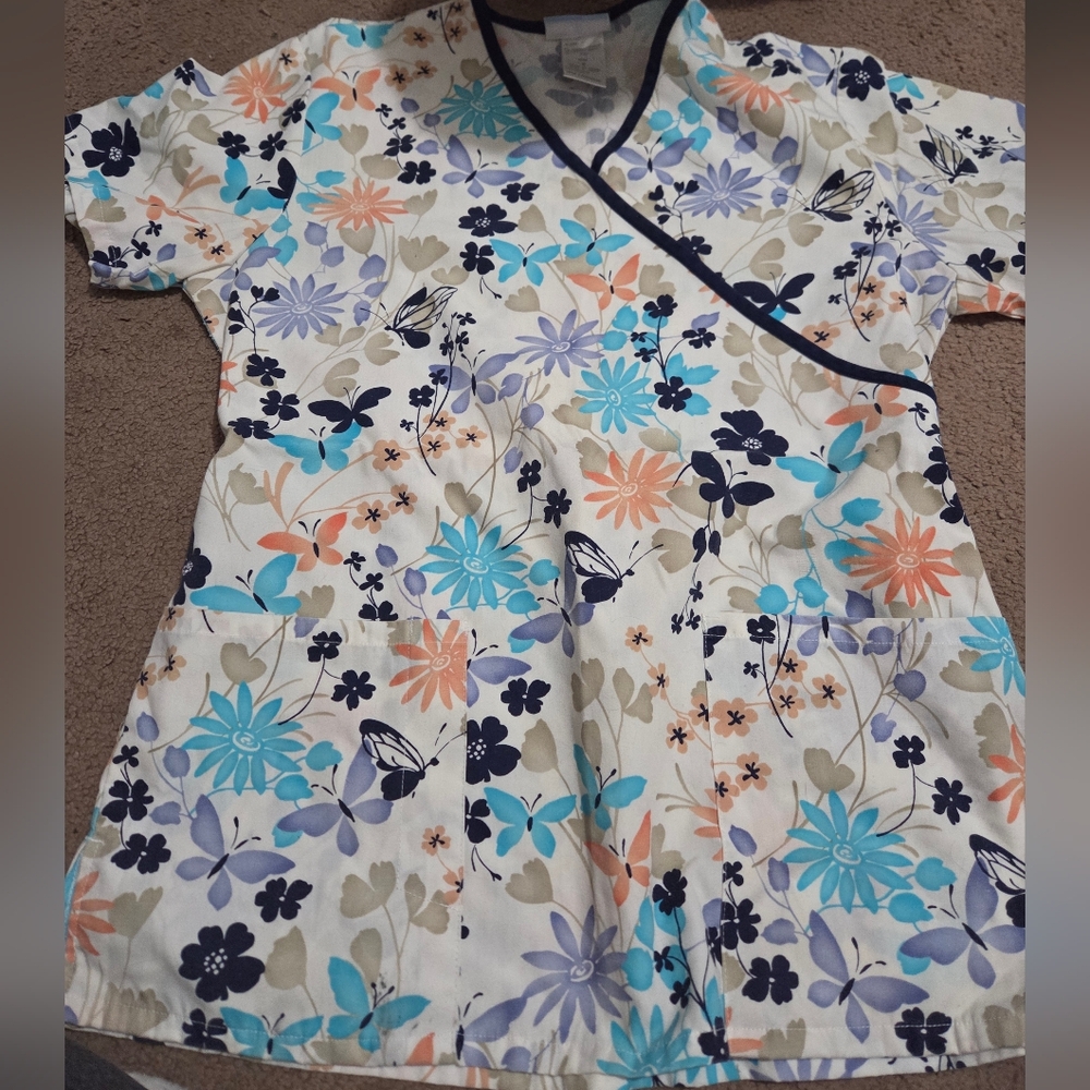 SB Scrubs Size Small Floral Print Top with Blue Accents
